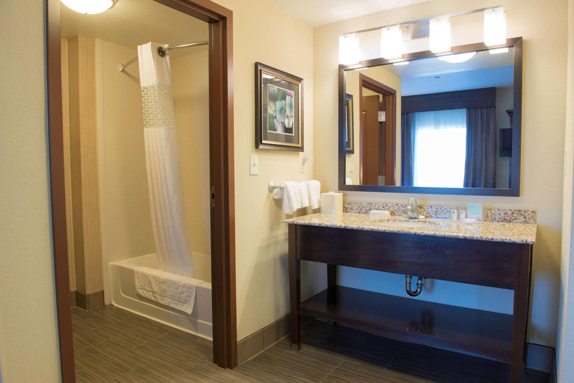 Hampton Inn & Suites Bismarck Northwest Exteriör bild
